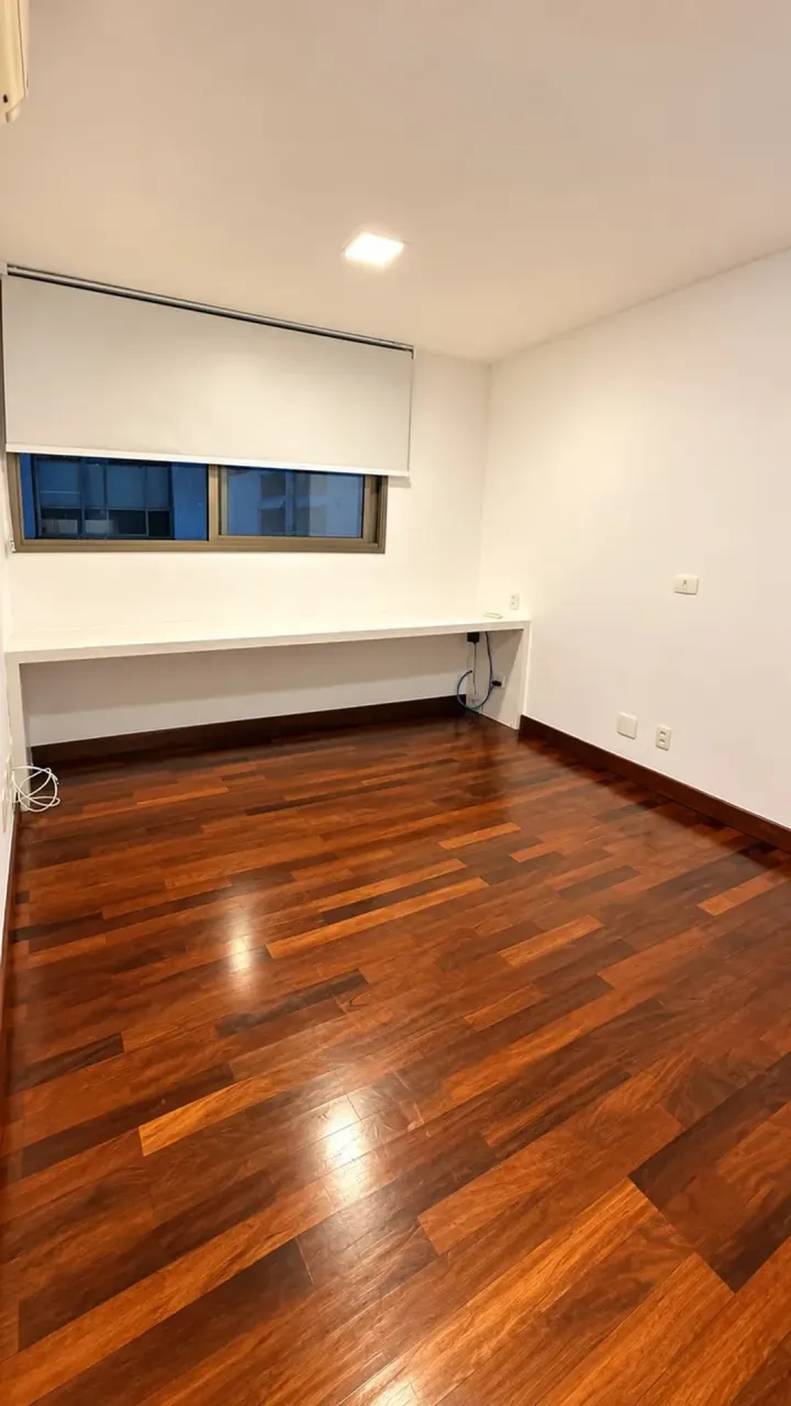 Wood or laminate floors in a 4-bedroom apartment, 260 m² — photo 12