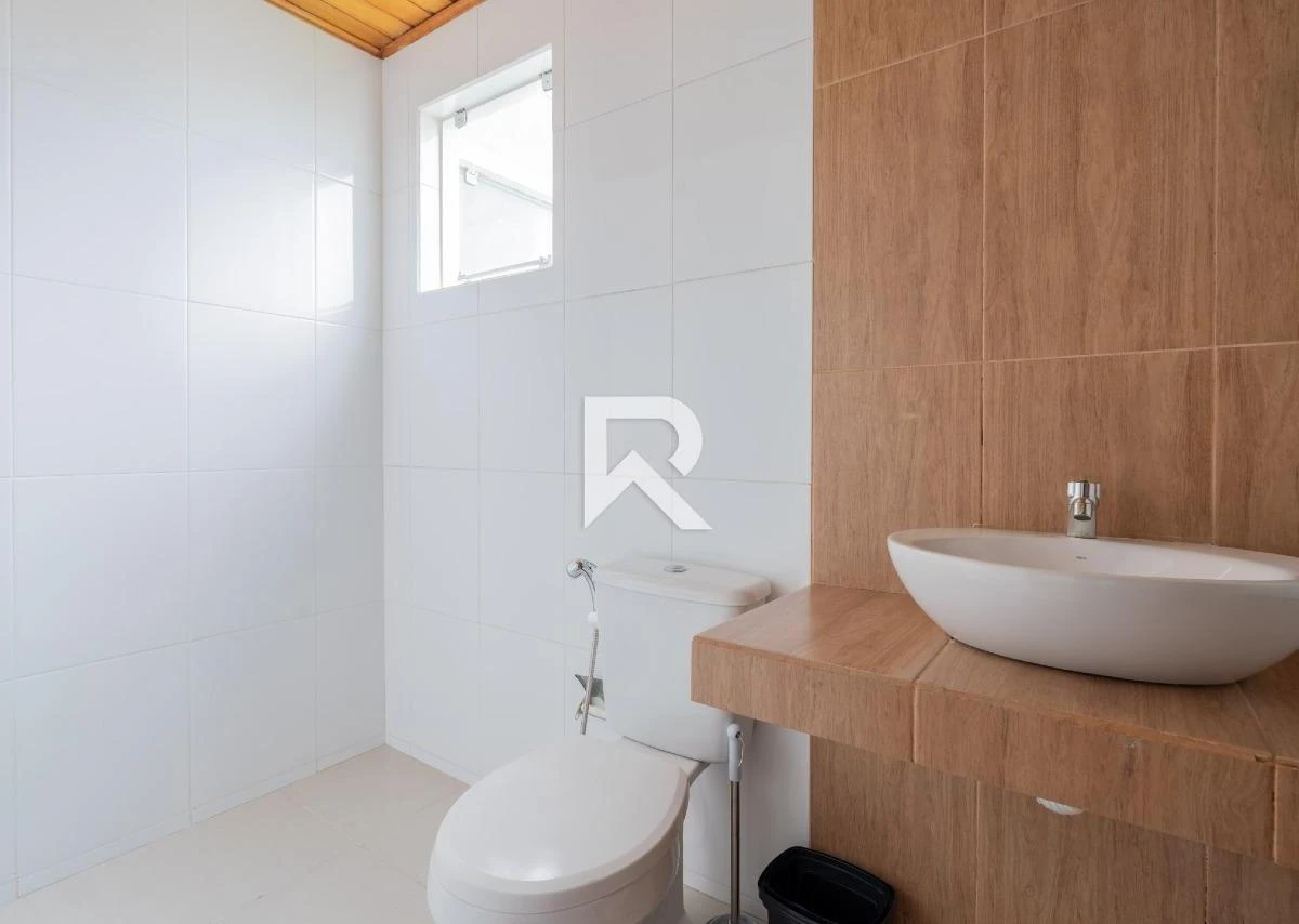 250 m² house with a walk-in closet and a bathtub — photo 28