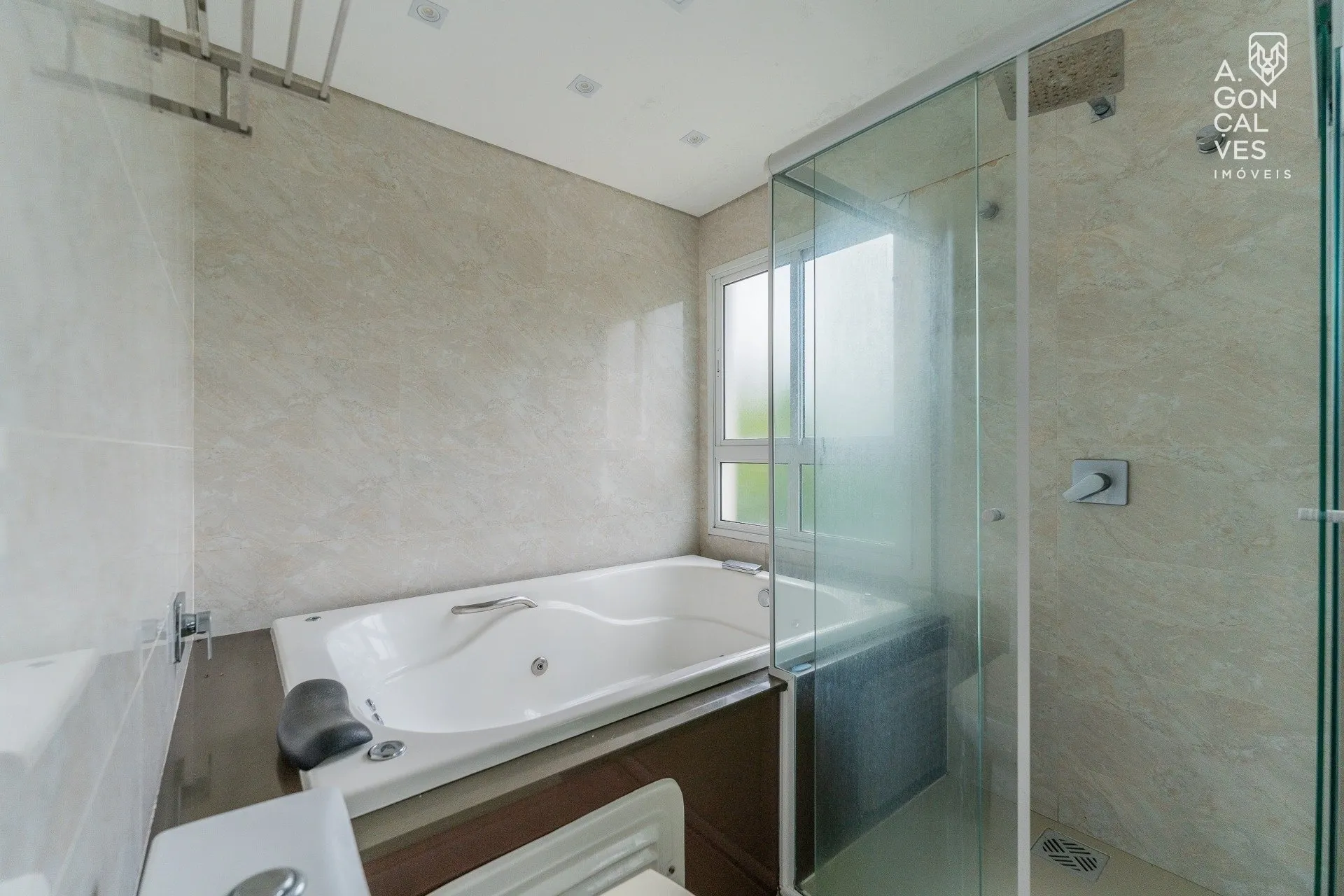 Furnished 4-bedroom house with hot tub and 4 parking spots — photo 30