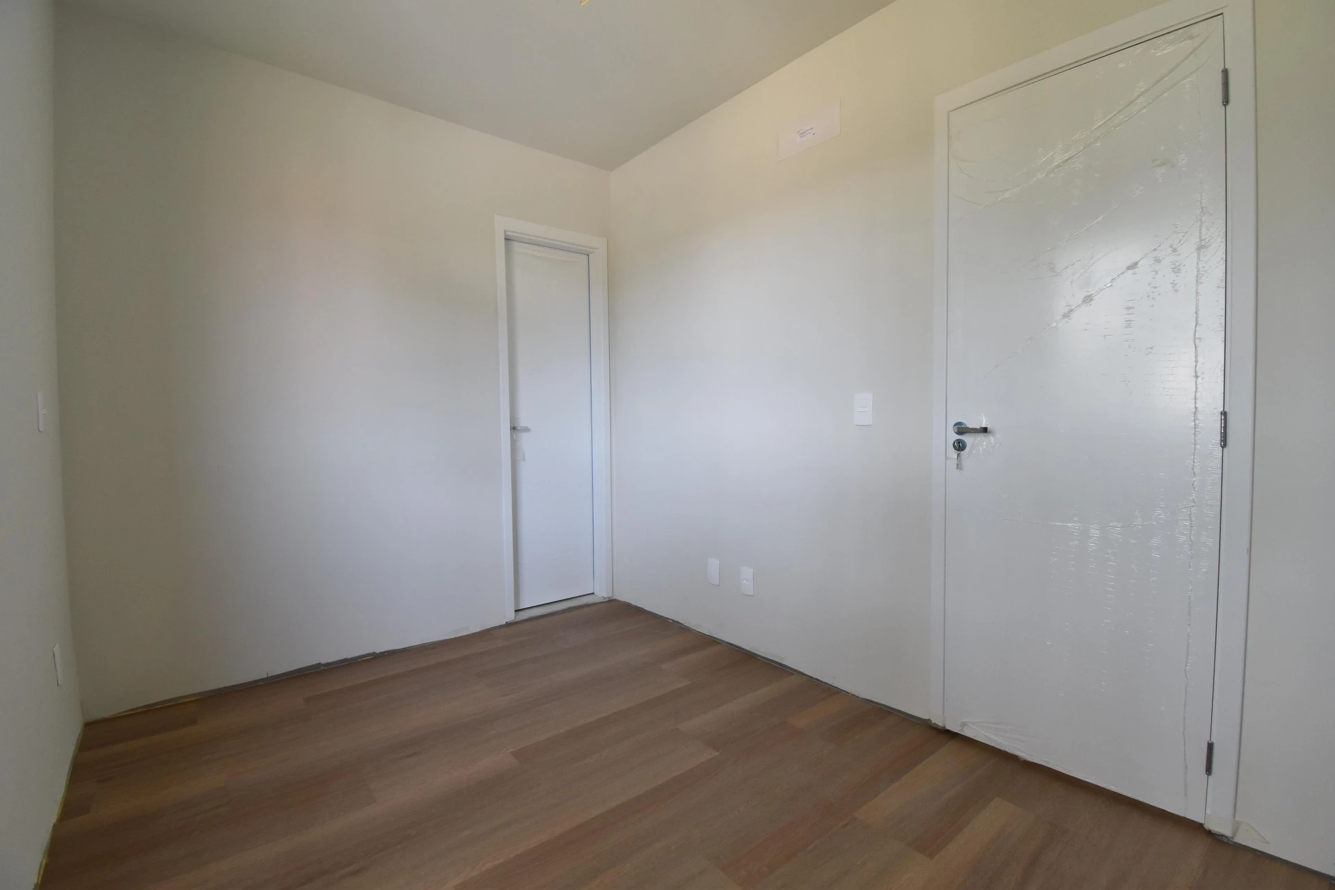 Balcony with a grill in a 3-bedroom apartment, 64 m² — photo 13