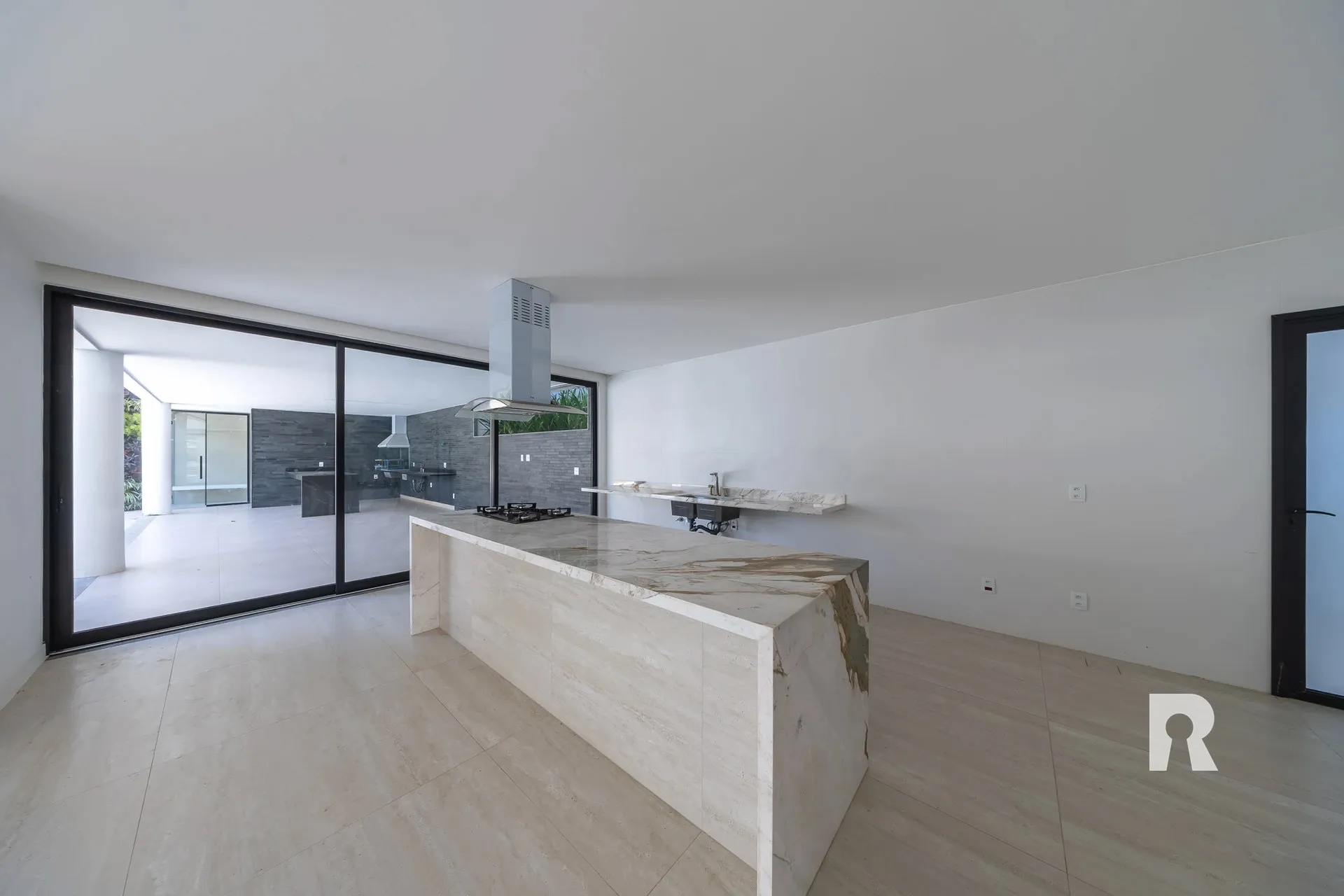 Casa moderna de 5 suítes com 7 banheiros e 2 vagas — photo 8