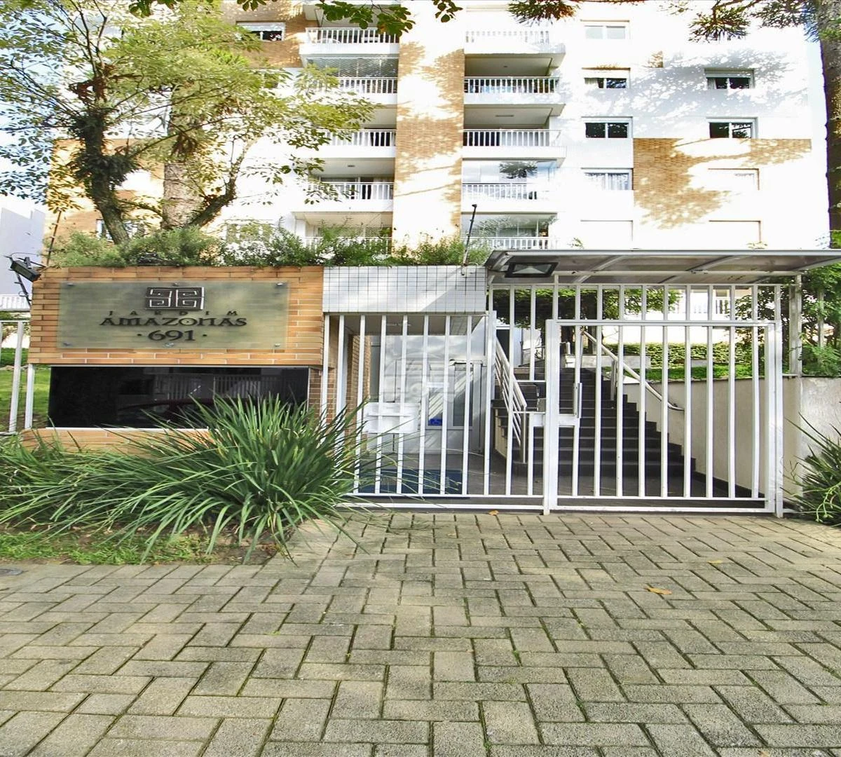 Balcony with a grill in a 2-bedroom apartment, 72 m² — photo 11