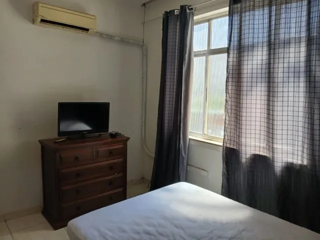 Furnished 1-bedroom apartment with a glass shower — photo 9