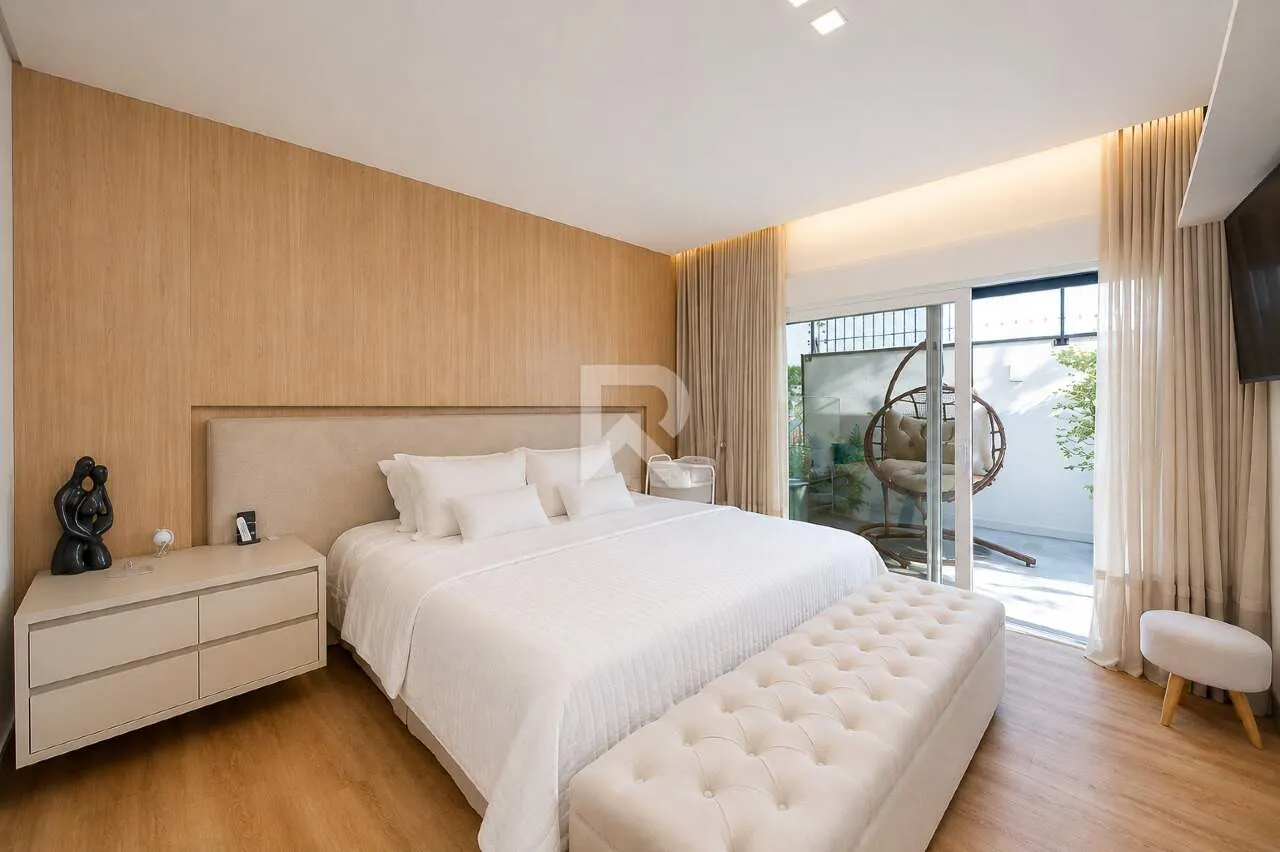 Furnished 635 m² house with 4 en-suite bedrooms and parking — photo 5