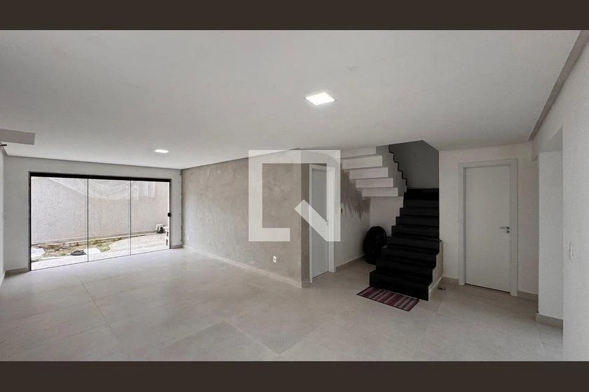 Casa em condomínio com 3 suítes e varanda