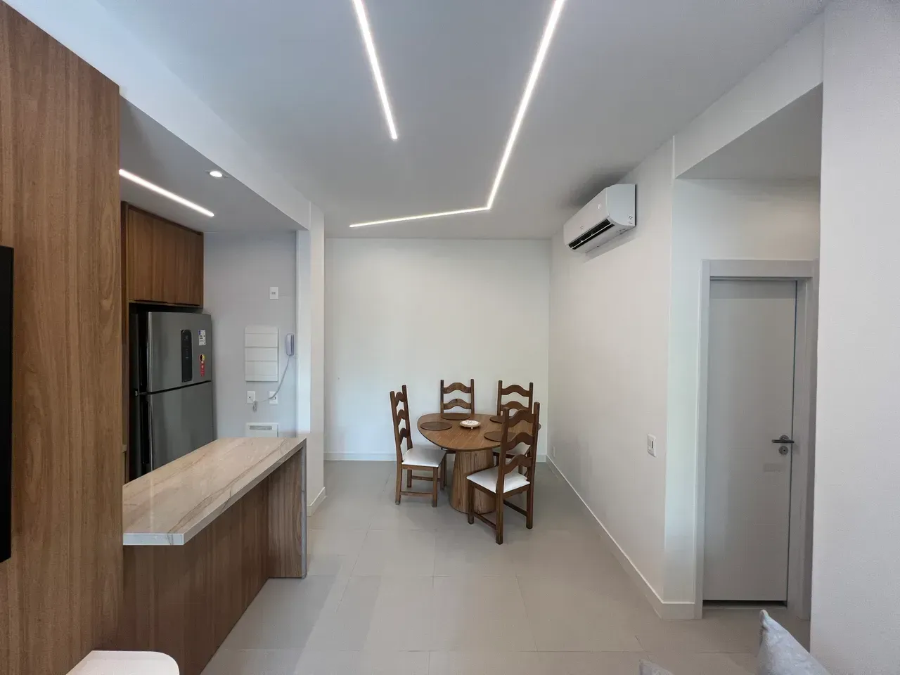 Furnished 2-bedroom apartment with open-plan gas kitchen — photo 12