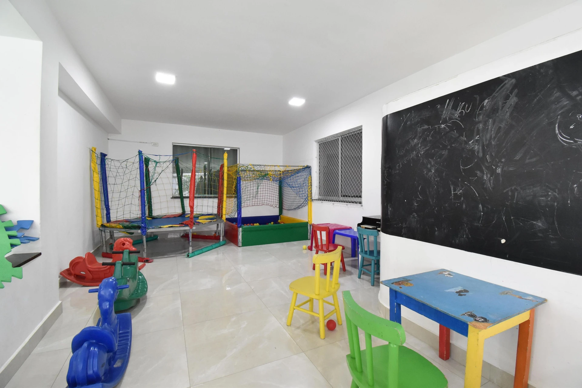 Засклений балкон та 2 спальні: квартира 49 м² — photo 36