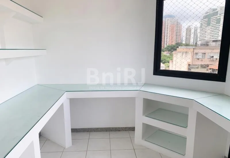 3-bedroom apartment in a building with a pool — photo 56