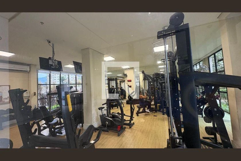 2-bedroom apartment in a building with a gym — photo 4