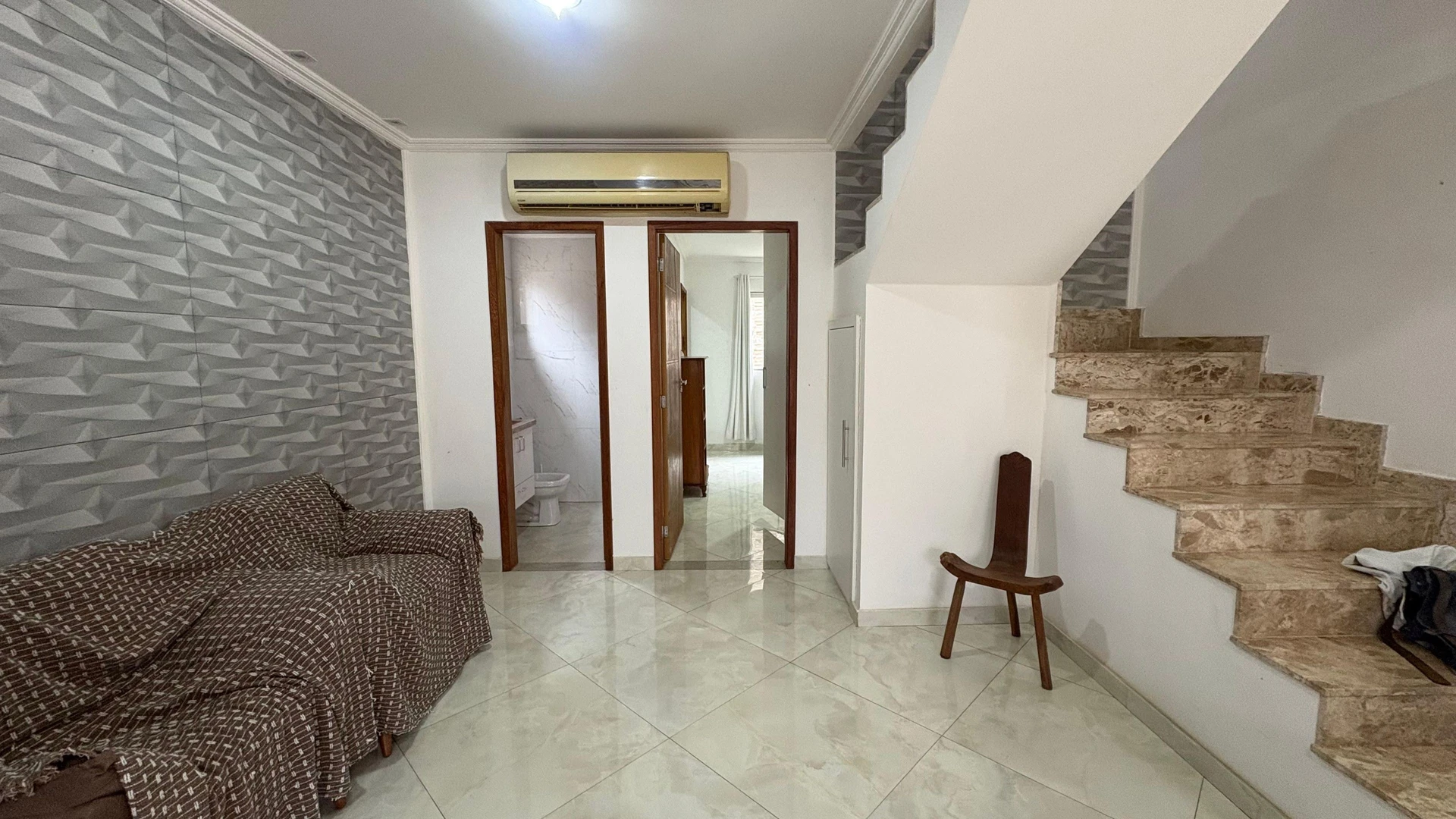 4-bedroom house with a glass-enclosed balcony — photo 4