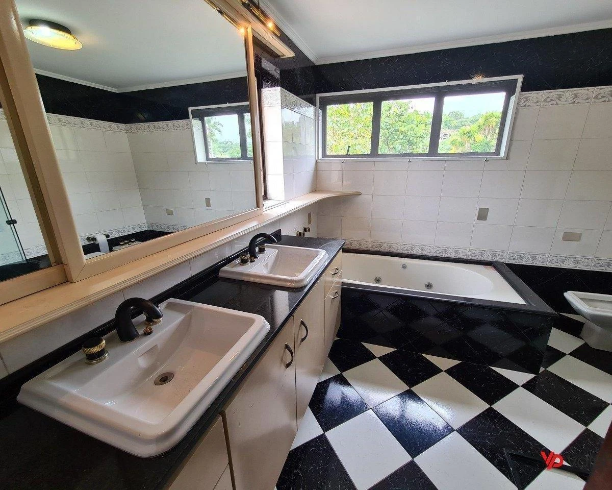 Condo house with 3 bedrooms and 5 bathrooms — photo 38
