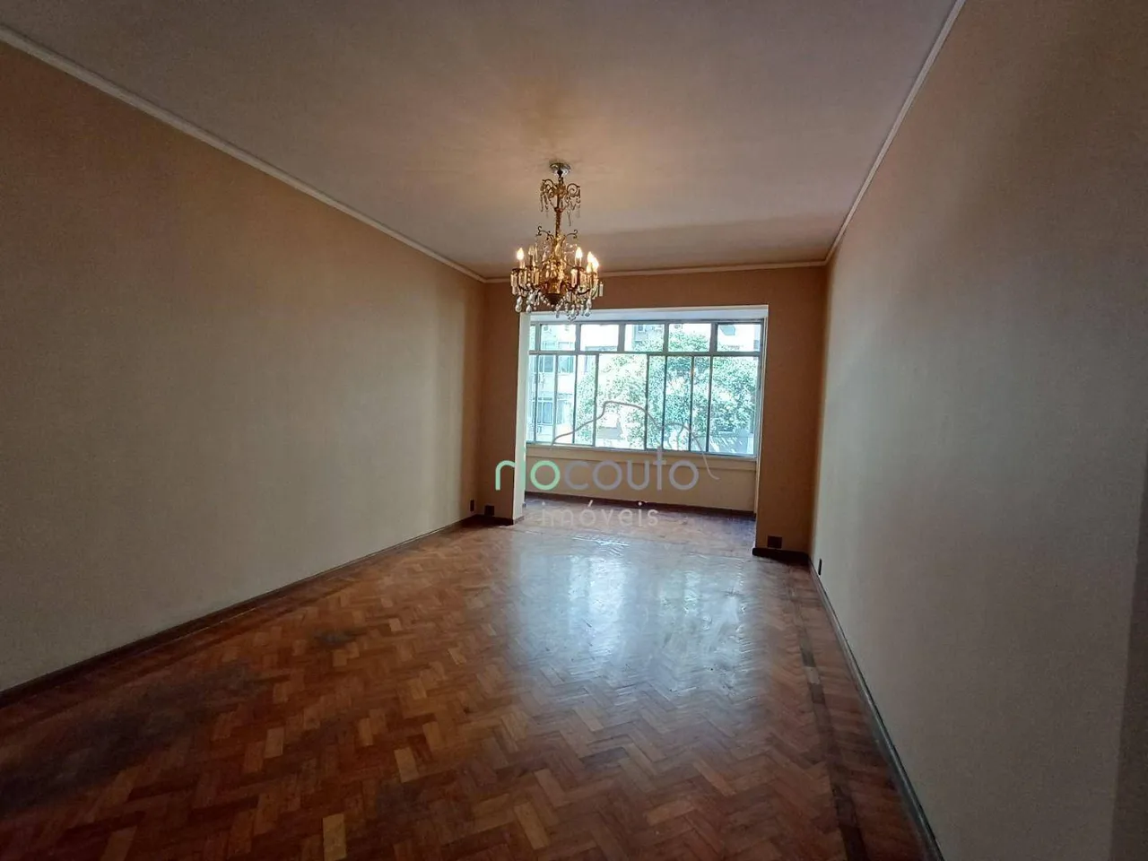 Apartamento com 3 dormitórios e piso de madeira — photo 9