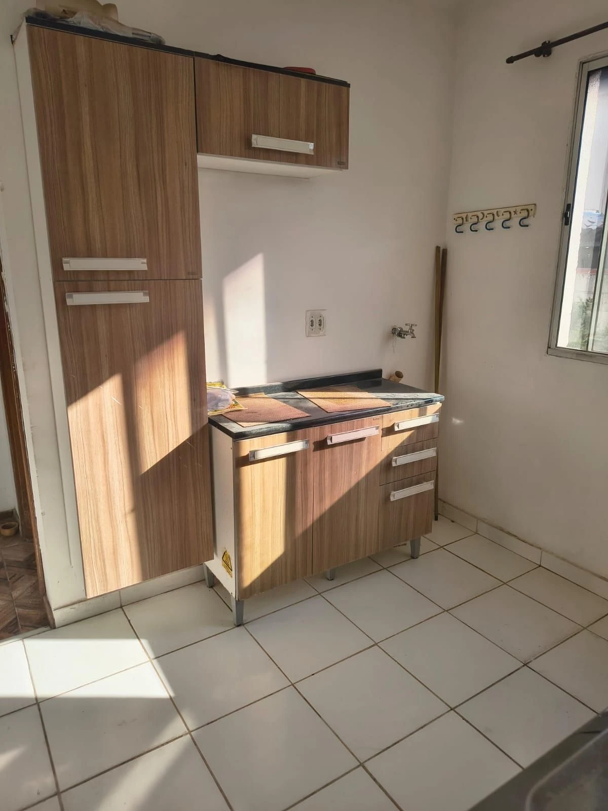 Casa sem mobília com 2 quartos e 1 banheiro