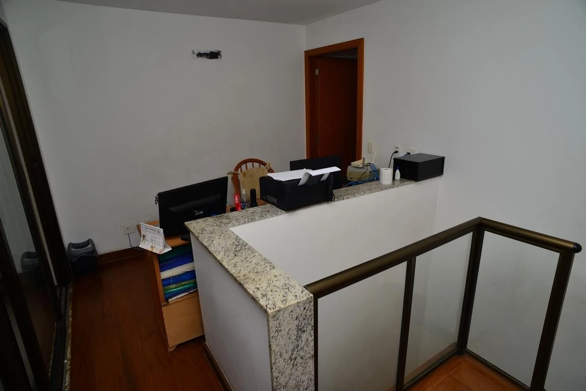 Furnished apartment, 300 m², with a glass-enclosed balcony — photo 53