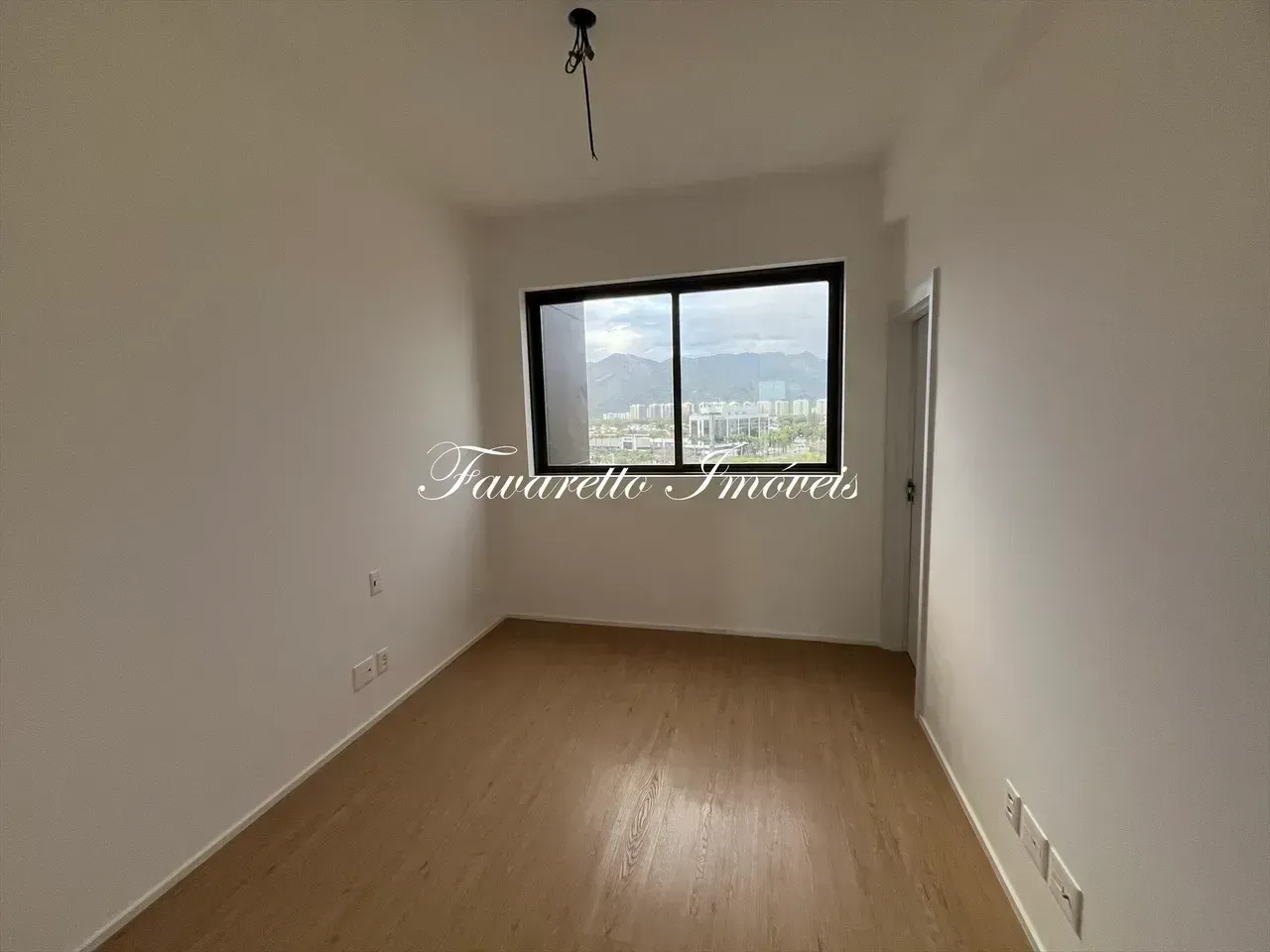 Apartment with 4 suites and a closed-off kitchen — photo 2
