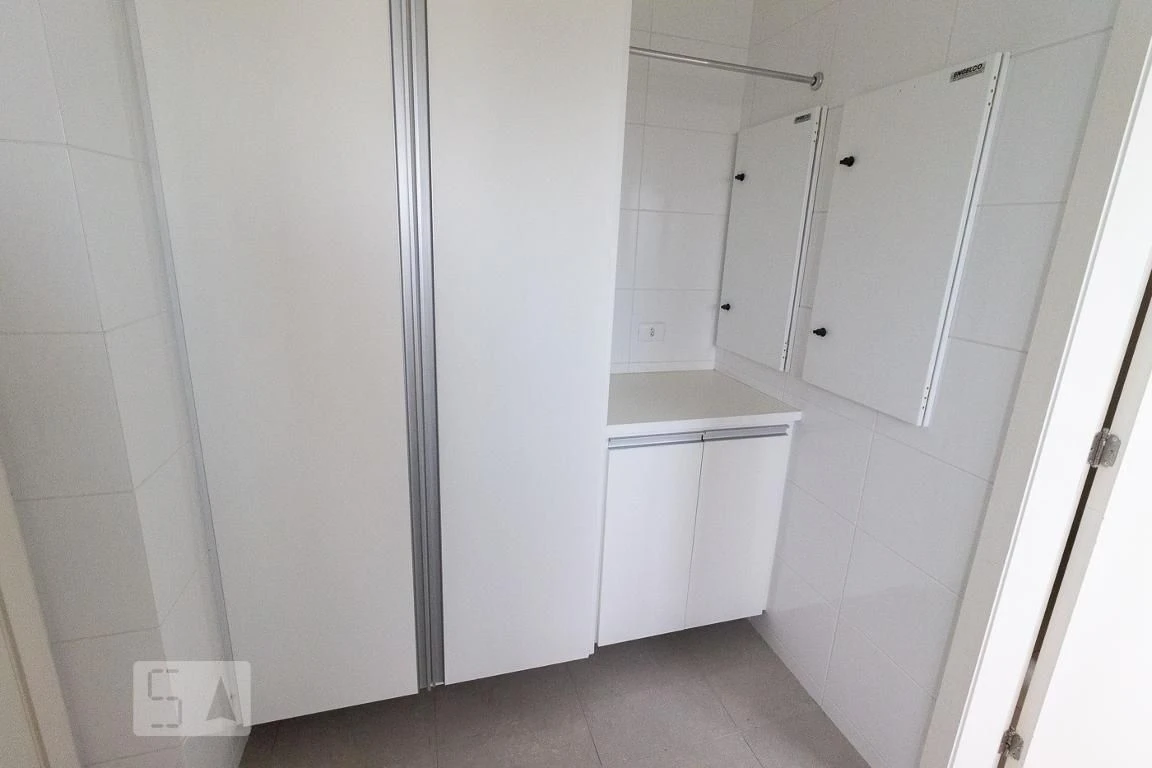 Bathtub in a 4-bedroom apartment, 255 m² — photo 50