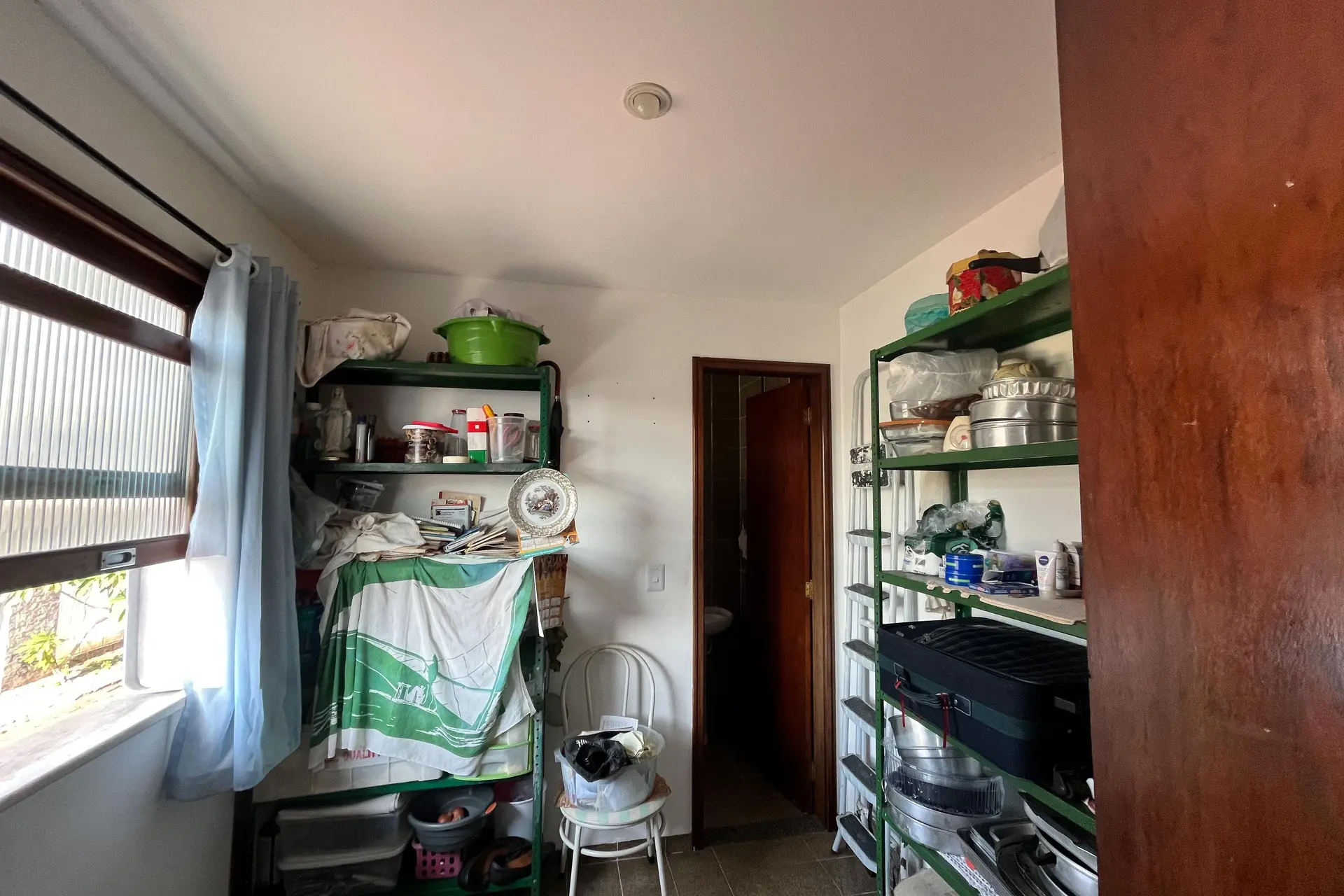 Furnished 3-bedroom apartment with laundry area — photo 47