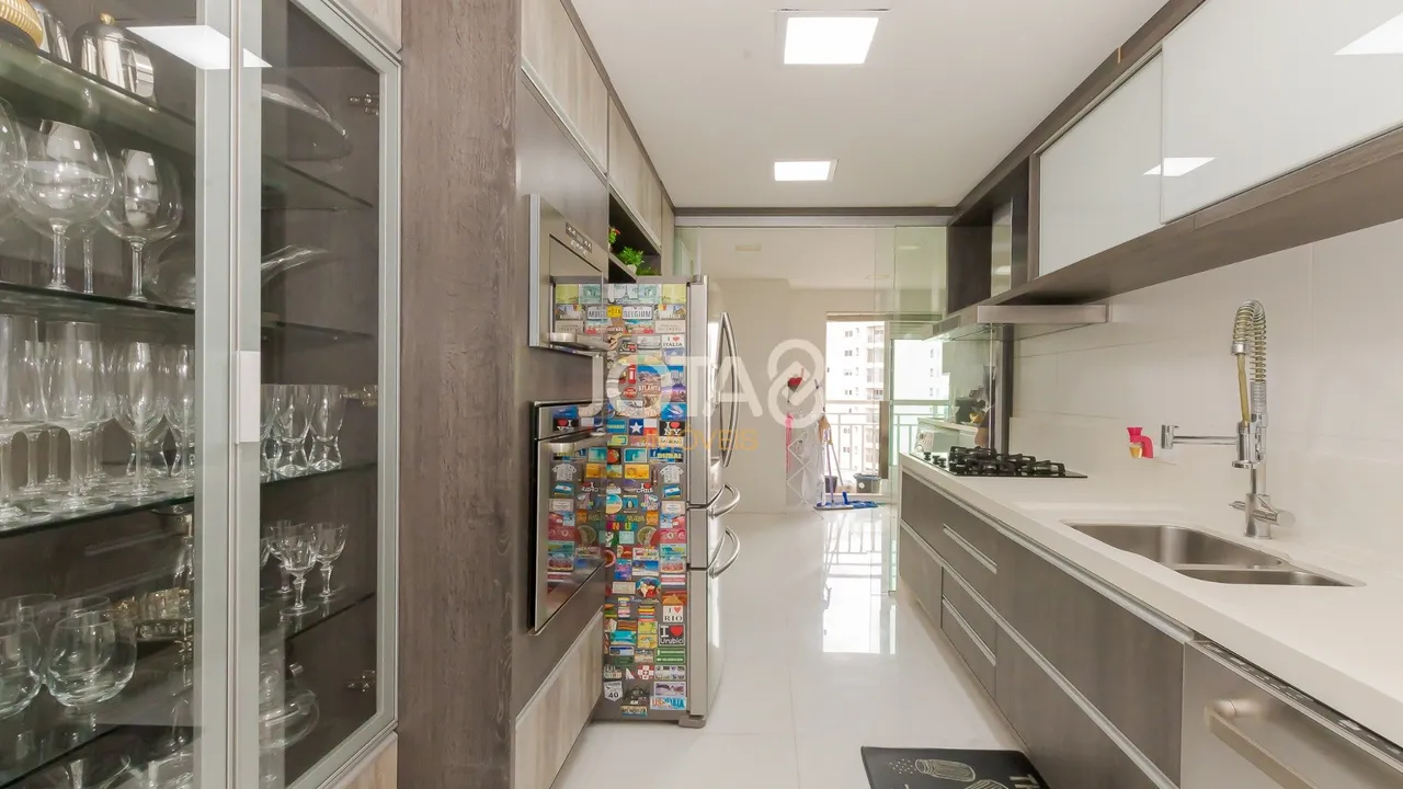 298 m² apartment with 3 en-suite bedrooms and balcony — photo 9