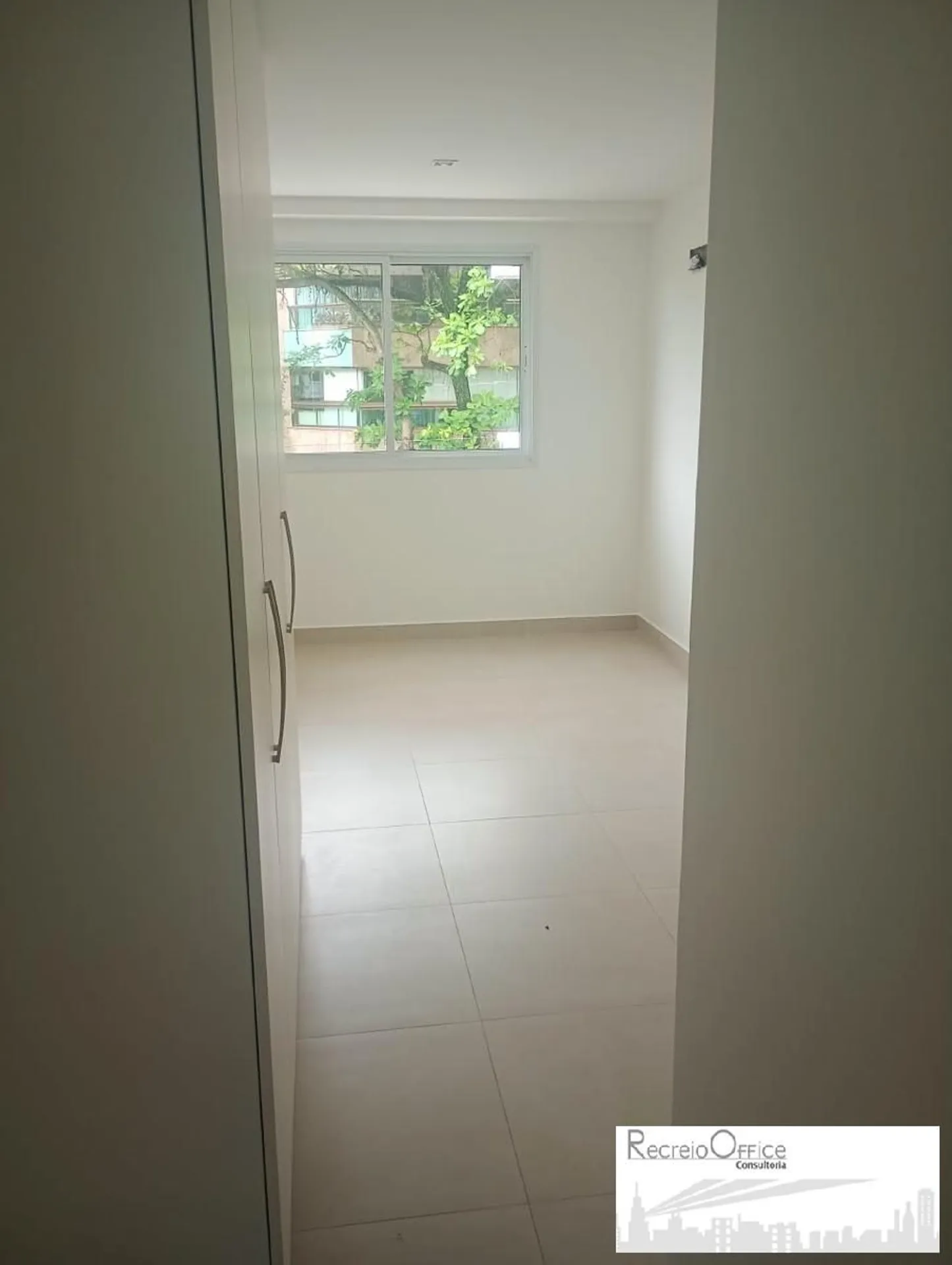 Balcony with a grill in a 3-bedroom apartment, 122 m² — photo 11