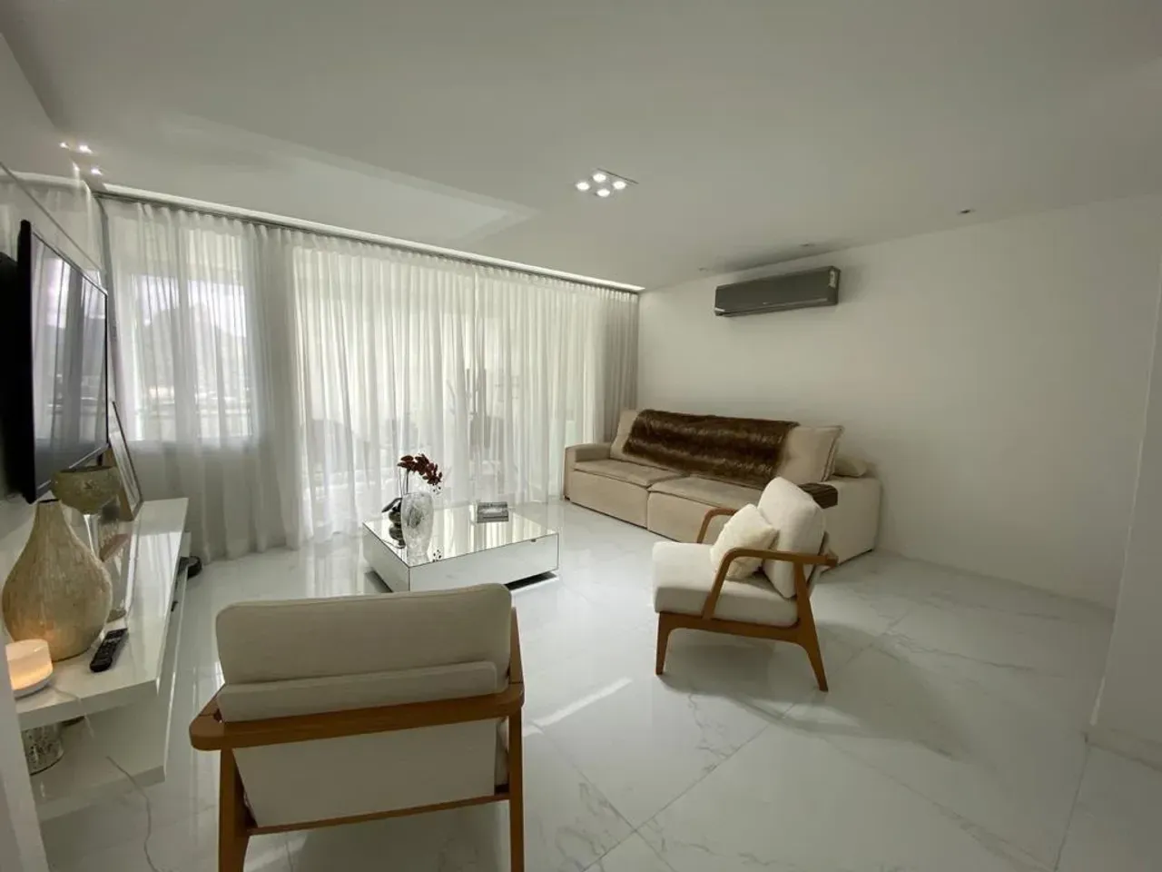 Furnished apartment, 150 m², with a glass-enclosed balcony — photo 8