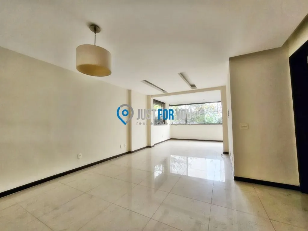 Apartamento com 3 dormitórios e varanda fechada de vidro — photo 14