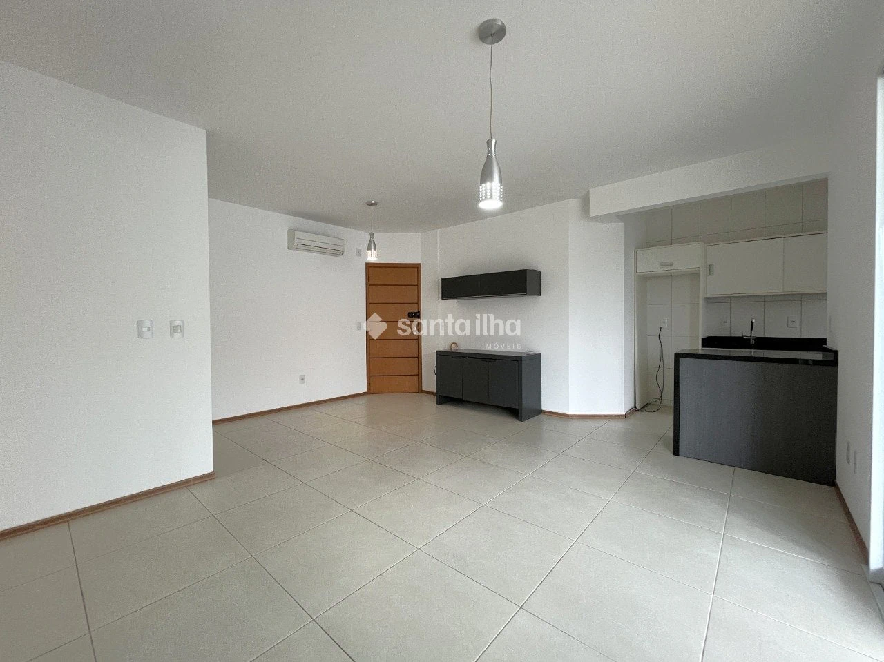 Balcony with a grill in a 2-bedroom apartment, 128 m² — photo 25