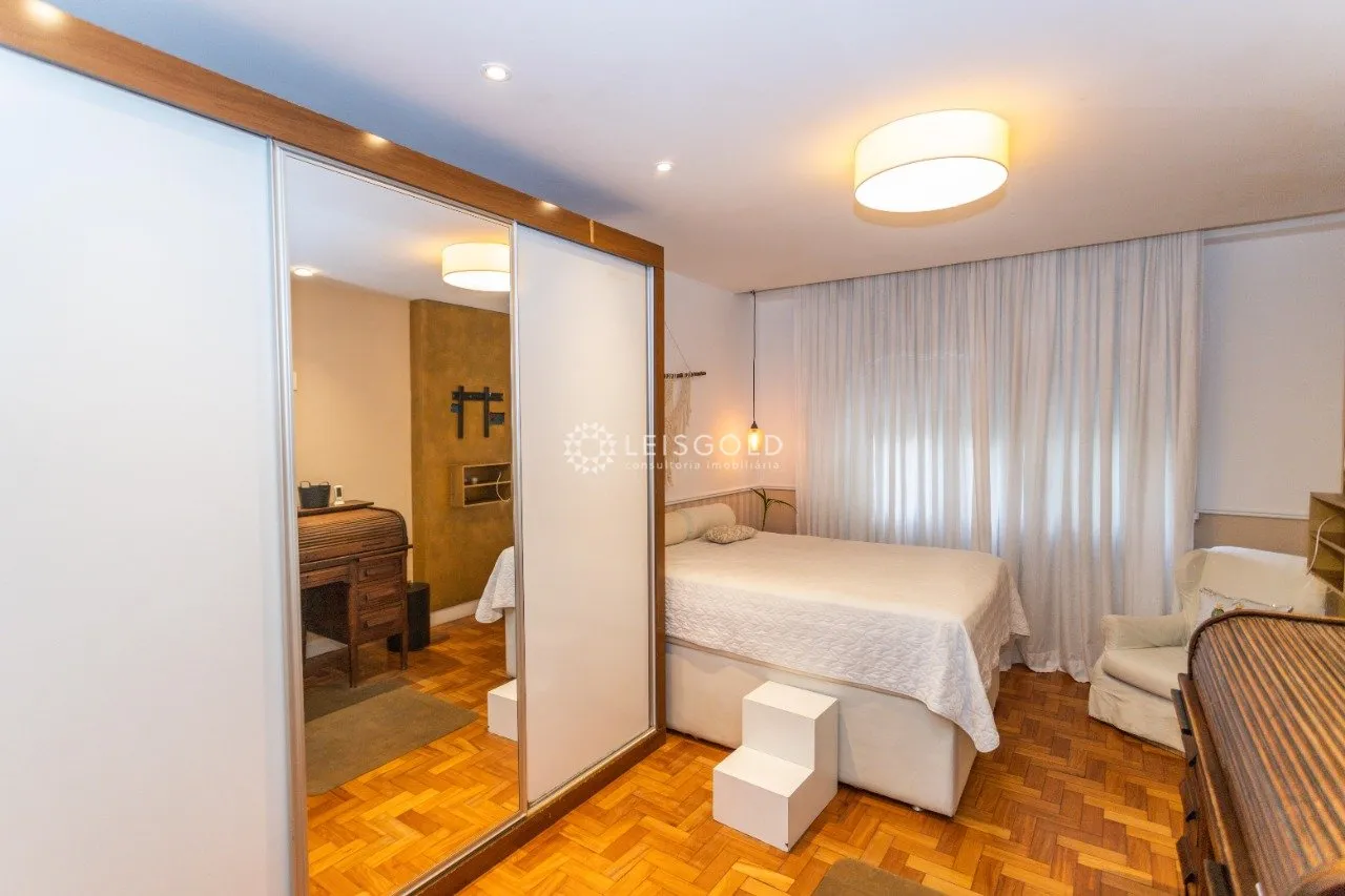 Home office in a 4-bedroom apartment, 220 m² — photo 26