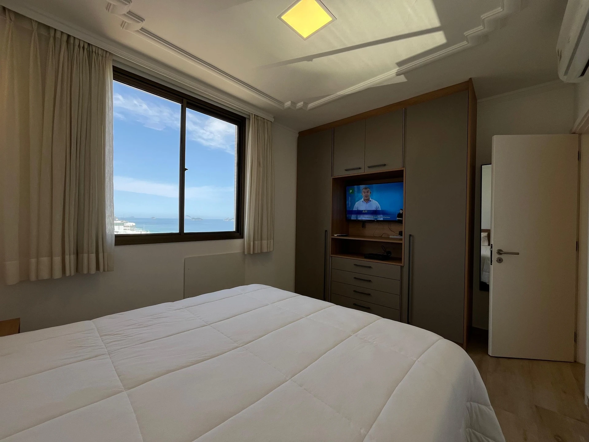 Glass-enclosed balcony in a one-bedroom apartment, 56 m² — photo 10