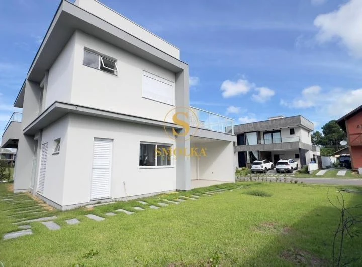 Casa moderna sin amueblar con 3 suites y 4 baños