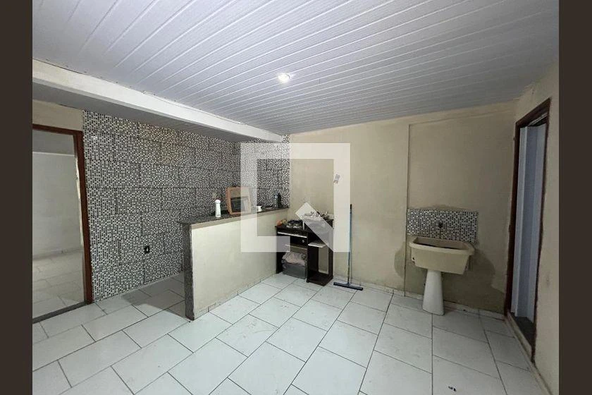 1-bedroom apartment with fitted kitchen and balcony — photo 2