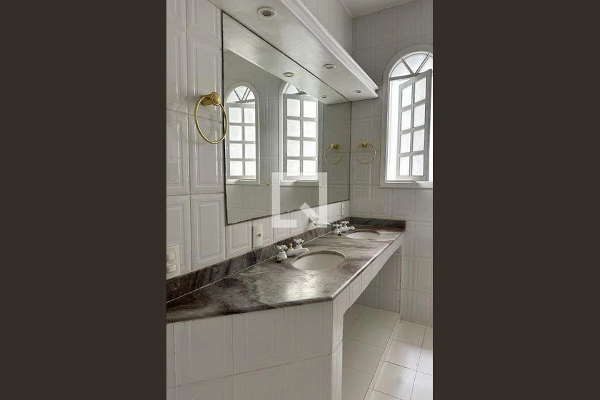 4-bedroom rental apartment with 225 m² and parking — photo 40