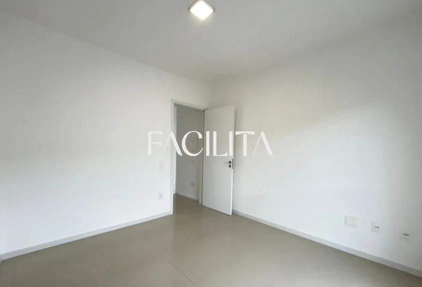 Casa com 3 quartos e cozinha americana com fogão — photo 19