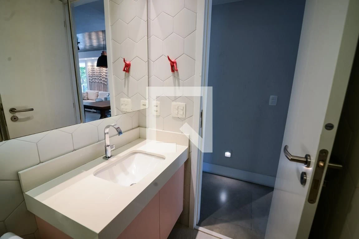 Furnished 4-bedroom apartment with 4 bathrooms — photo 46