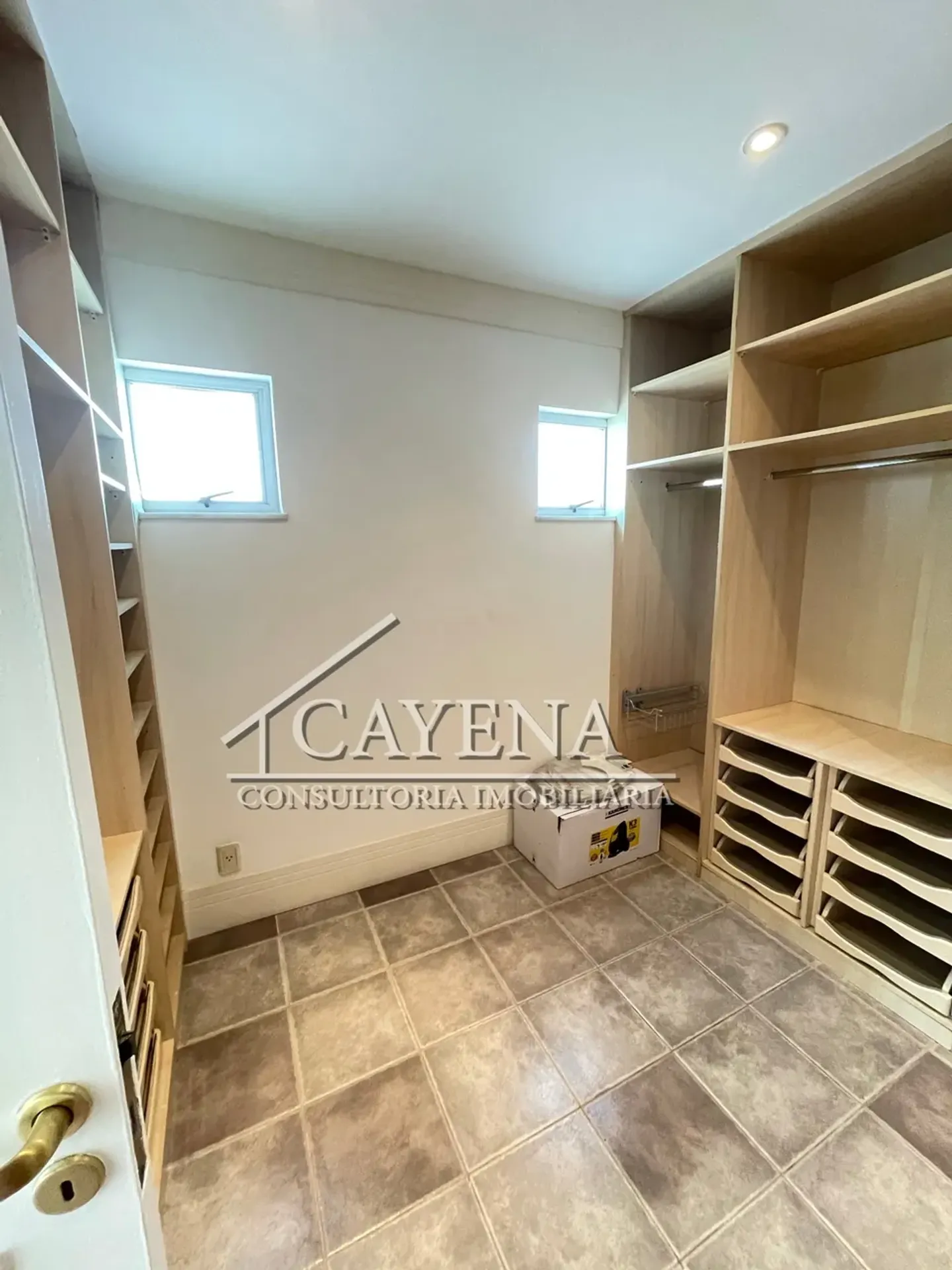 4 quartos e banheira: casa de 650 m² — photo 56