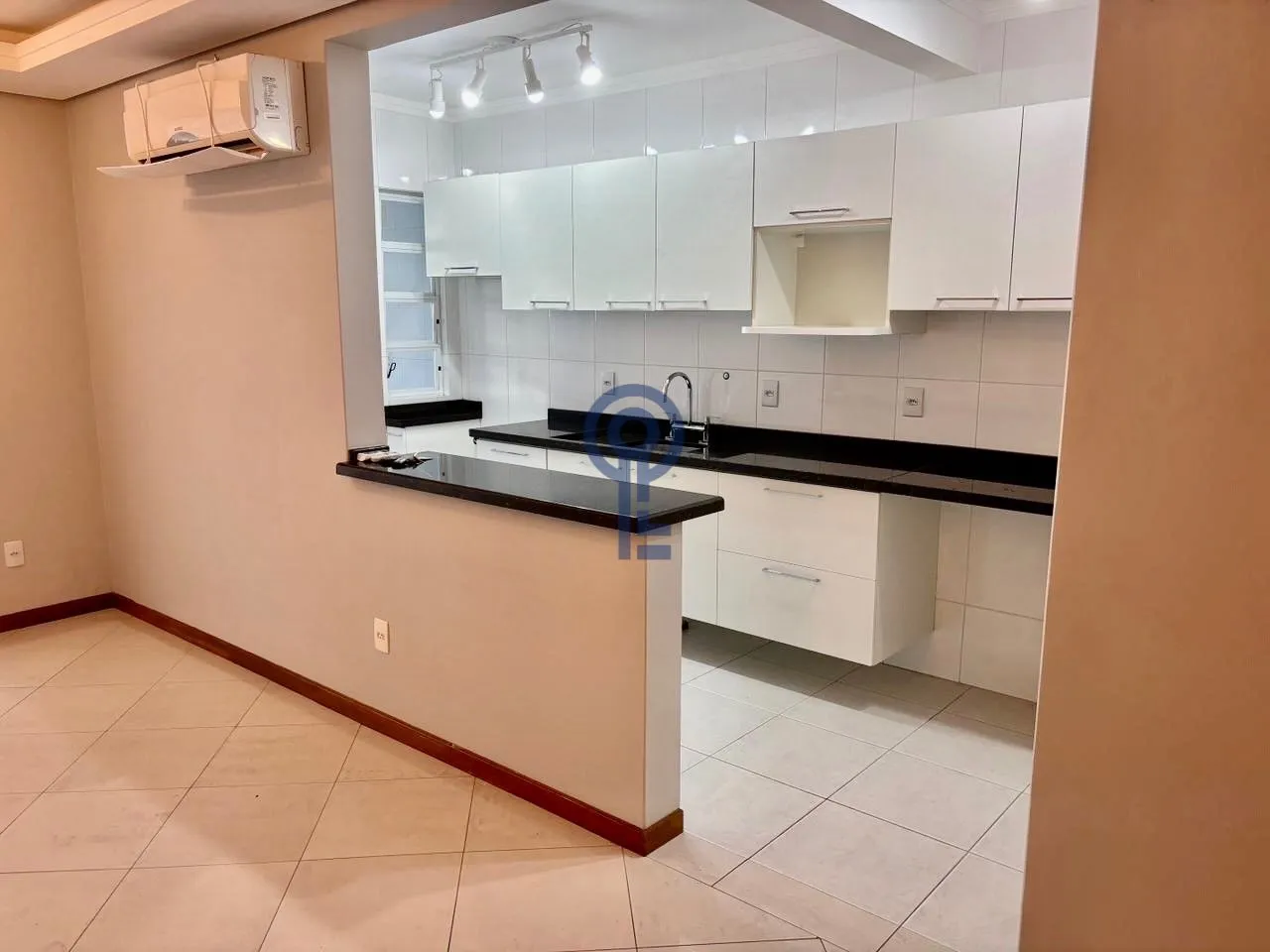2-bedroom apartment in a building with a gym — photo 8