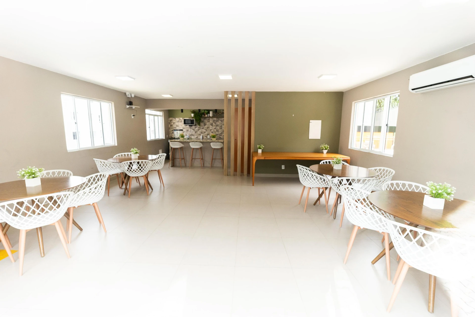 2-bedroom apartment in a building with a pool — photo 7