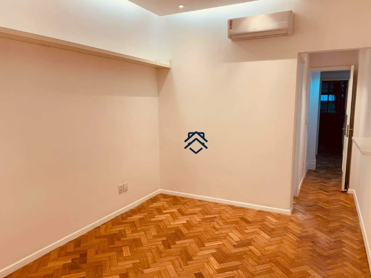 Walk-in closet in a 4-bedroom apartment, 180 m² — photo 16