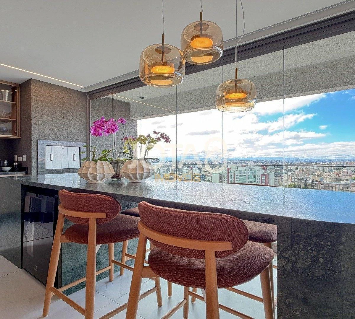 Apartamento mobiliado de 231 m² com 3 suítes e varanda