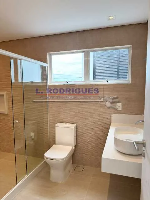 House with 5 bedrooms, 315 m², 3 parking spaces — photo 24