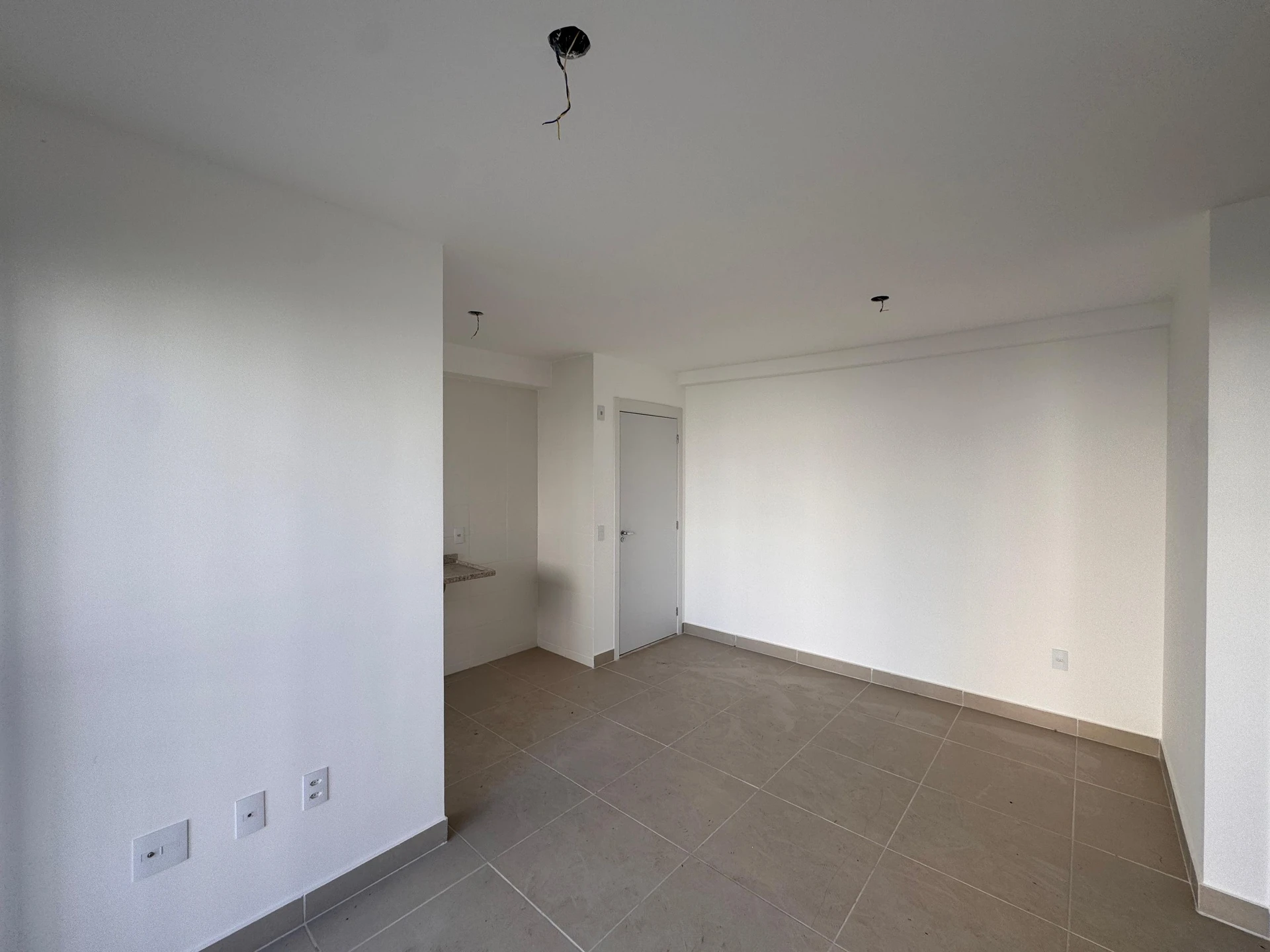 Unfurnished 2-bedroom apartment with parking and balcony — photo 26