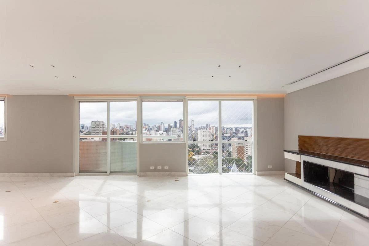 Glass-enclosed balcony in a 3-bedroom apartment, 297 m² — photo 8
