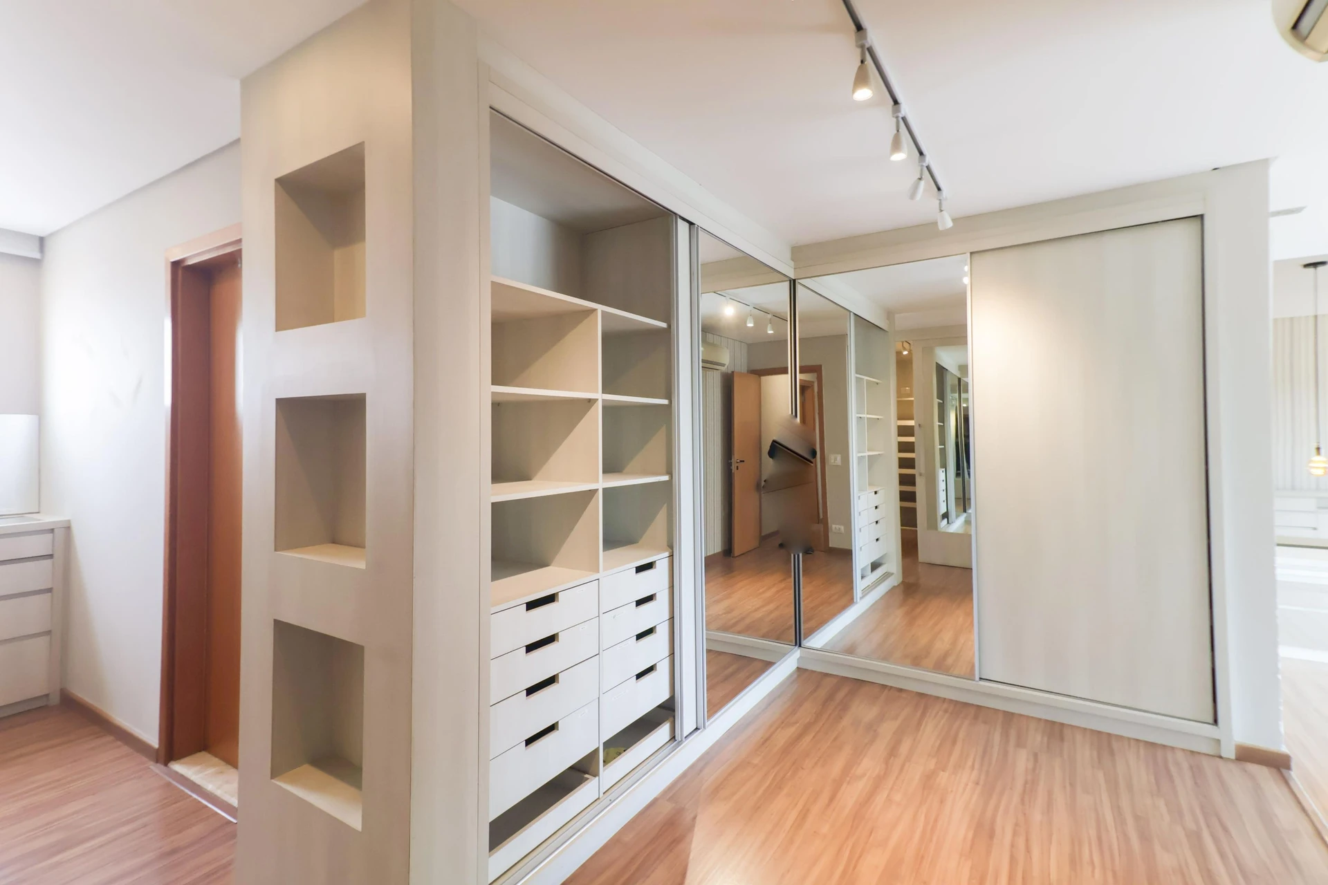 Furnished apartment, 266 m², with a bathtub — photo 19