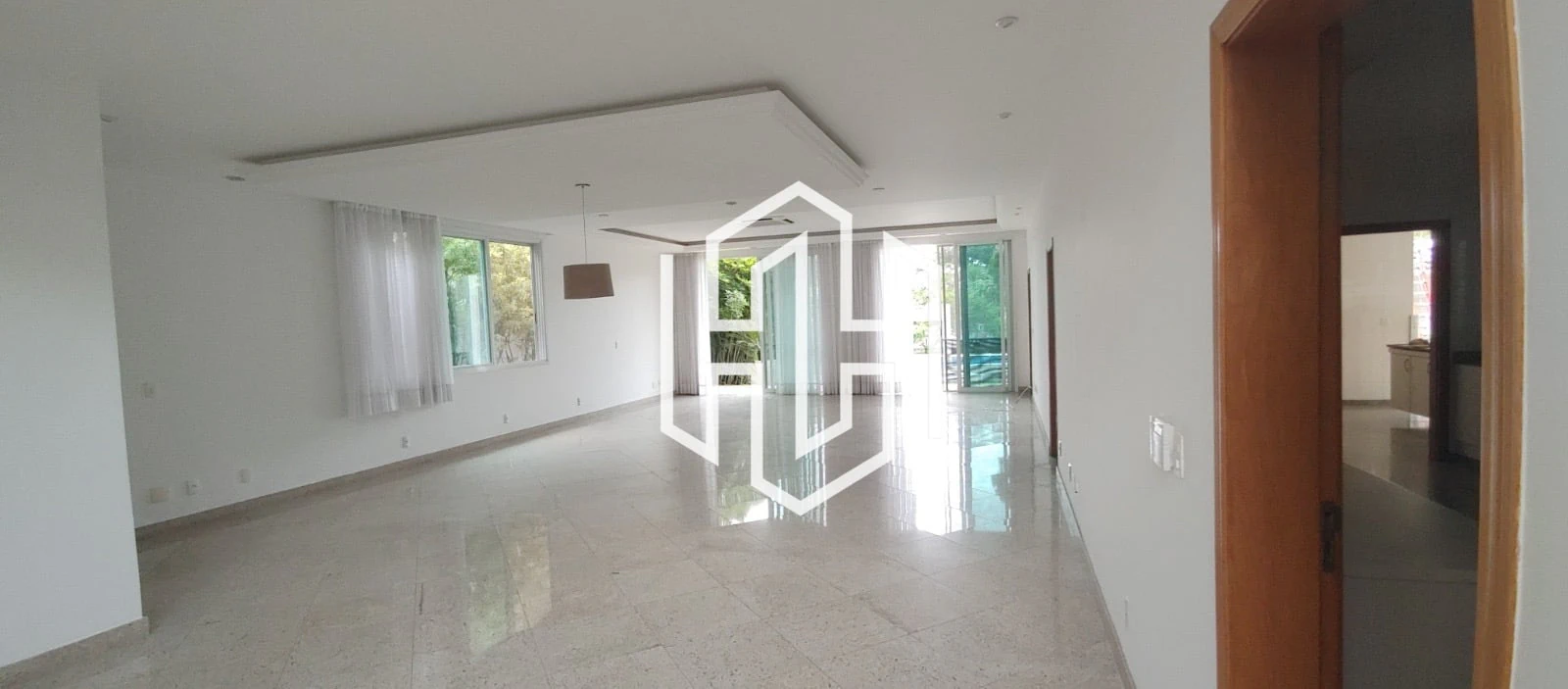 1500 m² house with floor-to-ceiling windows and a bathtub — photo 4