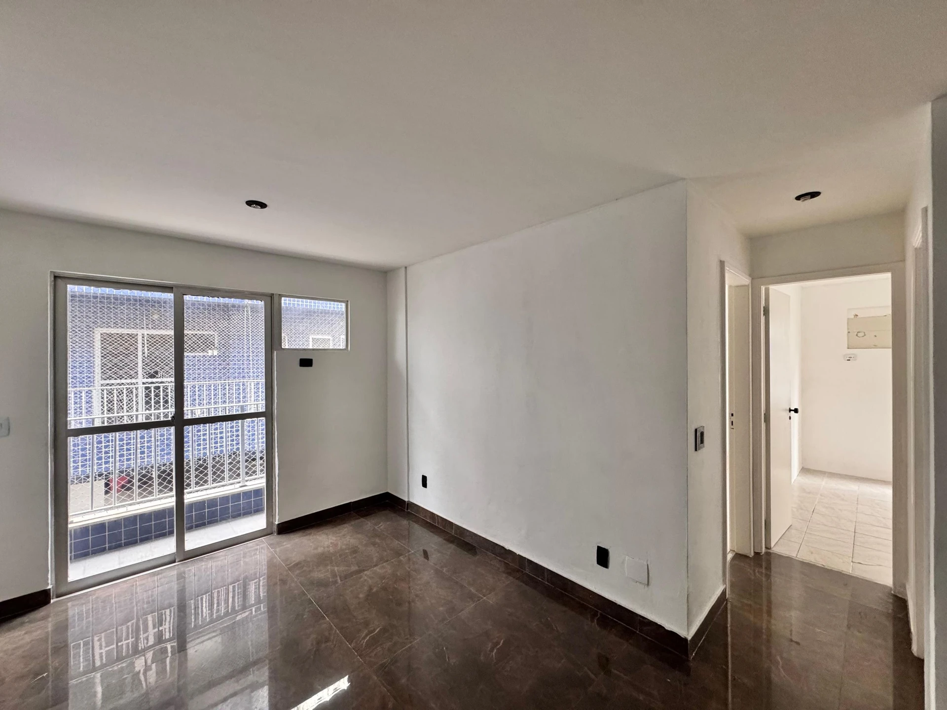 3-bedroom apartment with a balcony and laundry area — photo 7