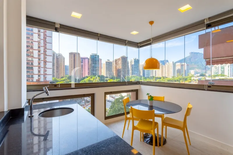 Furnished 1-bedroom apartment with enclosed glass balcony — photo 2