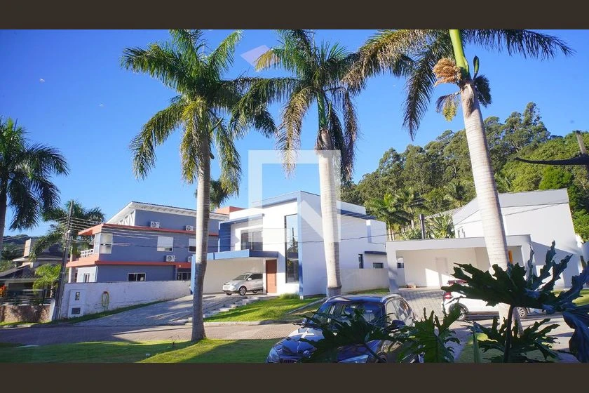 House with 5 bedrooms and 3 en-suites with a balcony