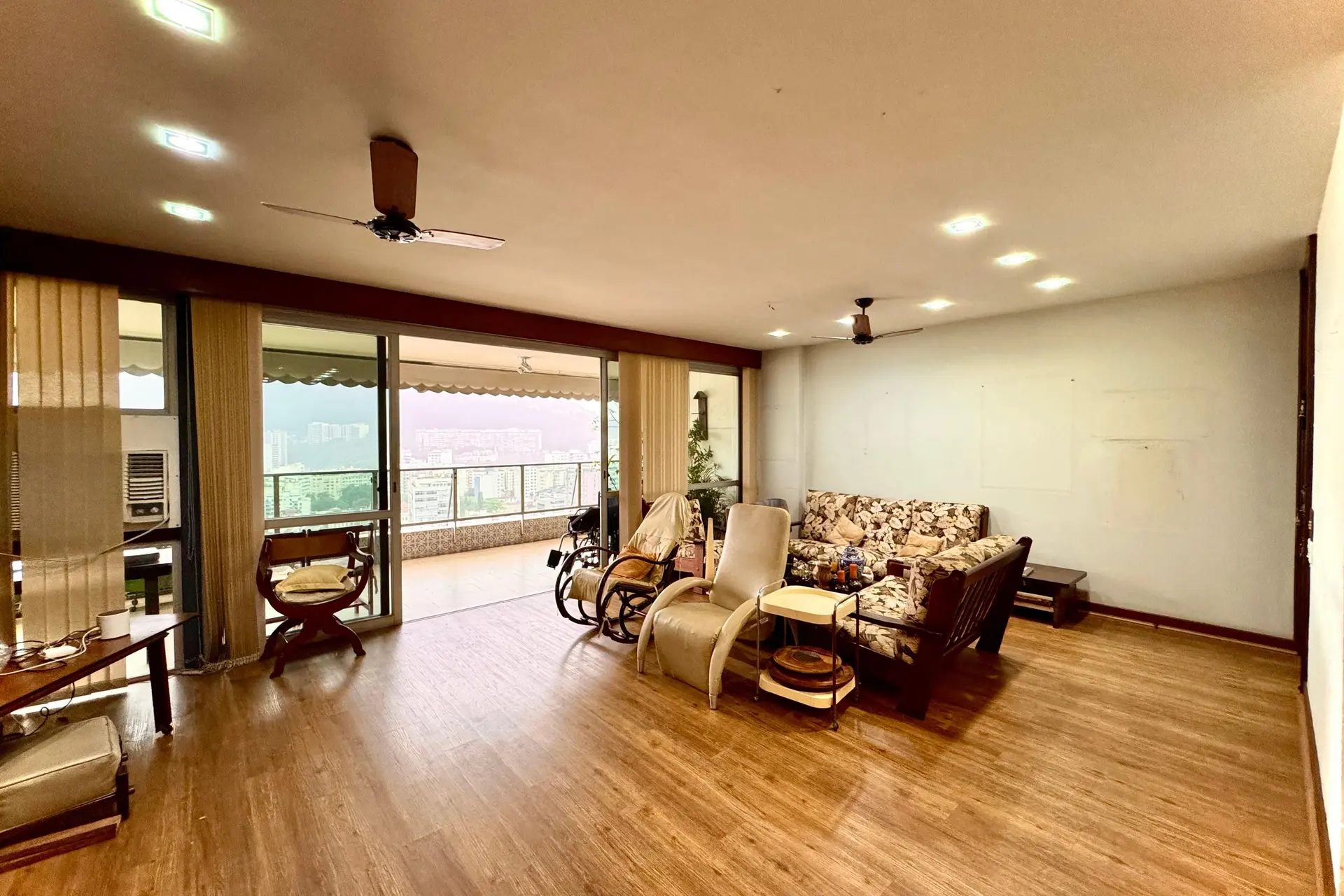 Floor-to-ceiling windows in a 4-bedroom apartment, 180 m² — photo 32
