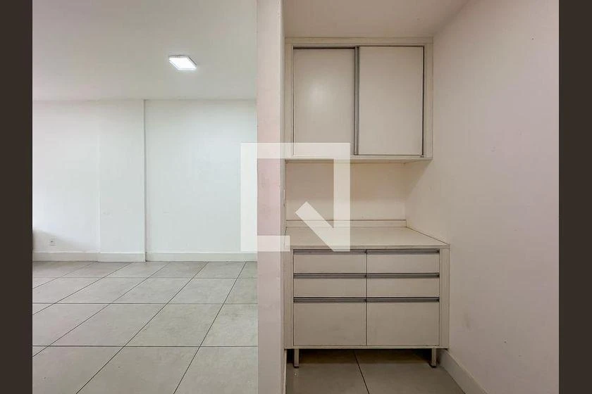 One-bedroom apartment in a building with a gym — photo 14