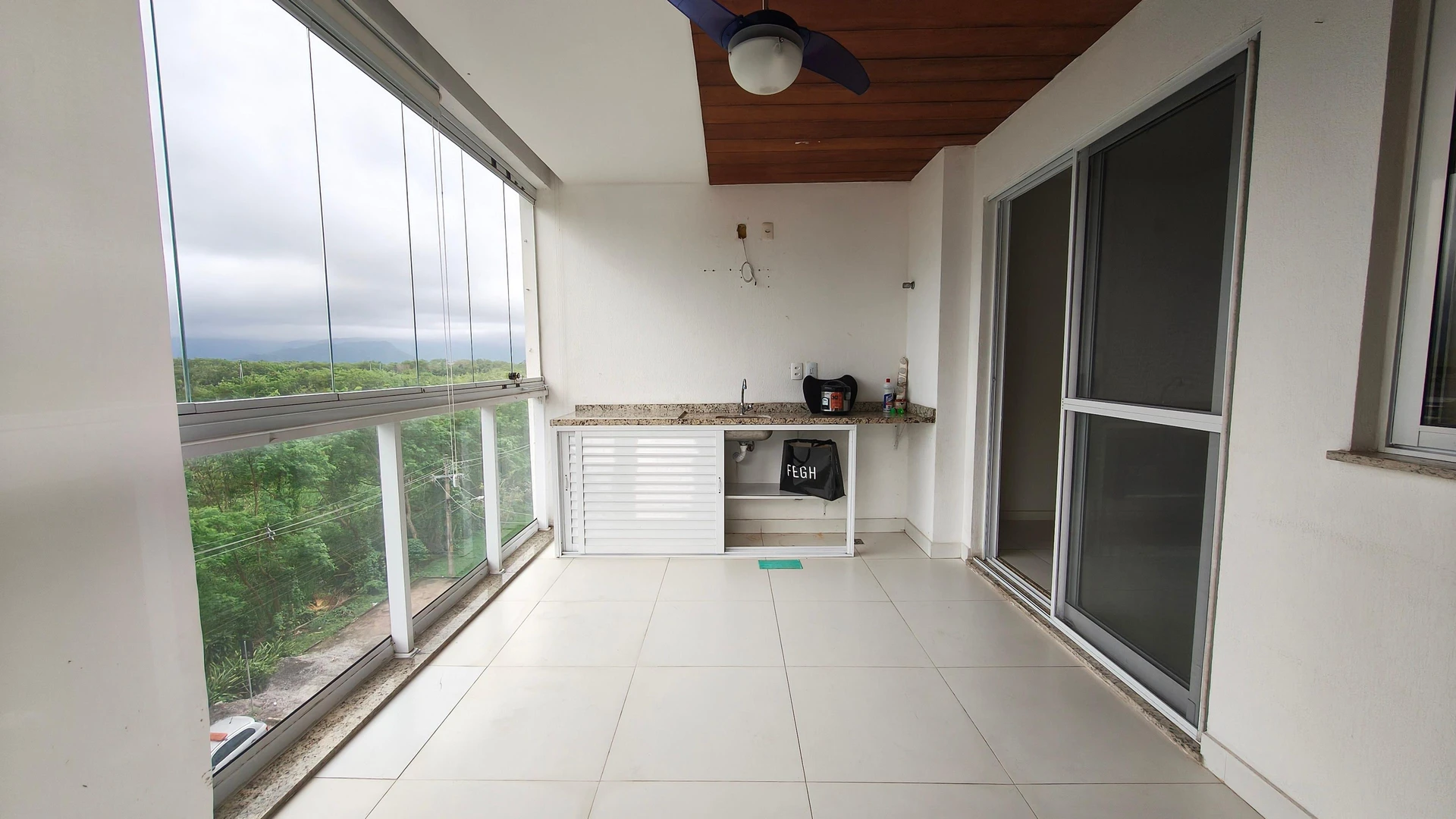 Glass-enclosed balcony in a 3-bedroom apartment, 87 m² — photo 21