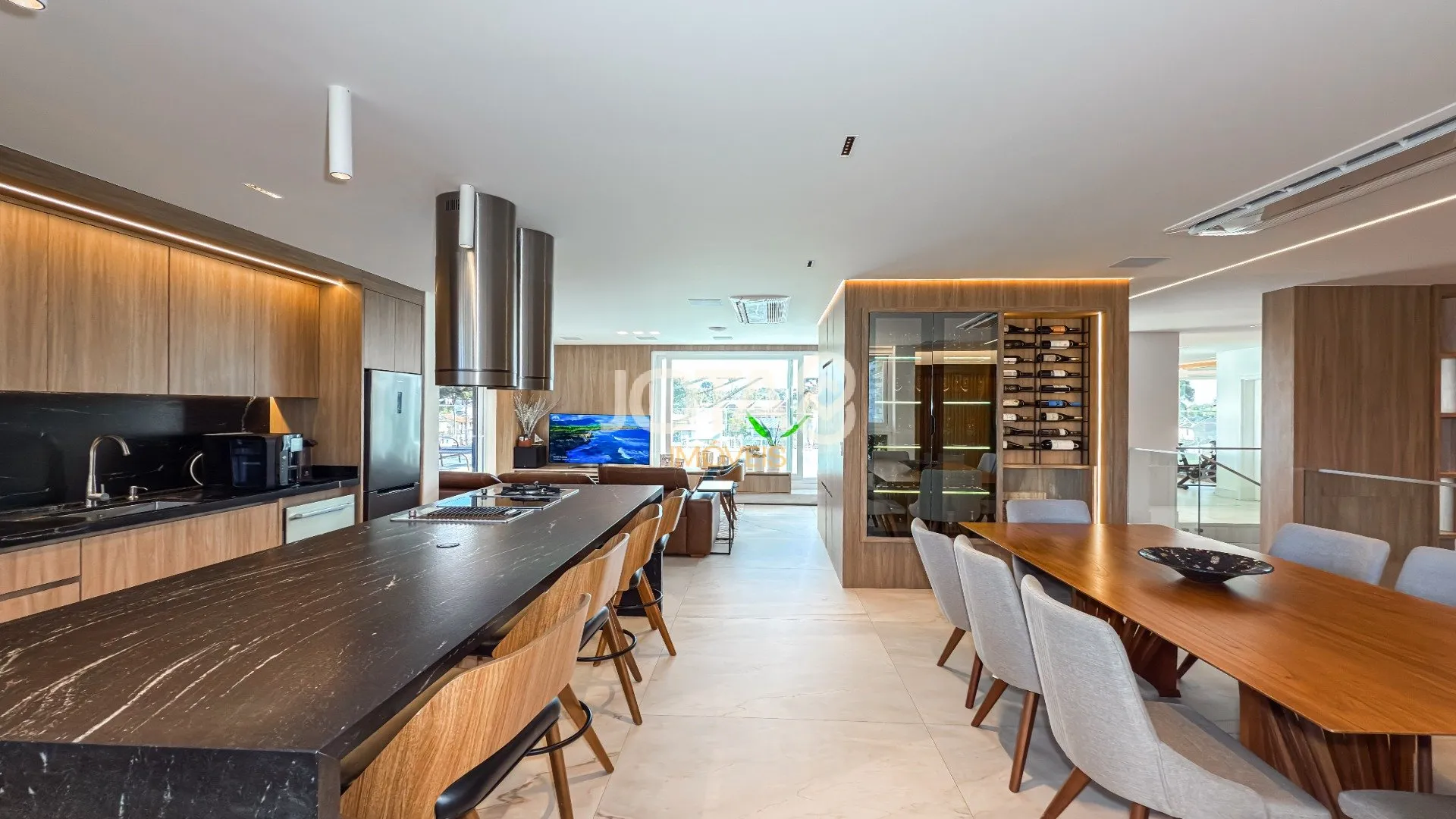 Casa mobiliada com 4 suítes e 635 m² com 7 vagas